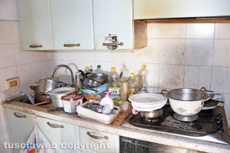 Vivere tra monnezza, topi e scarafaggi