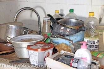 Vivere tra monnezza, topi e scarafaggi