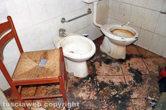 Vivere tra monnezza, topi e scarafaggi