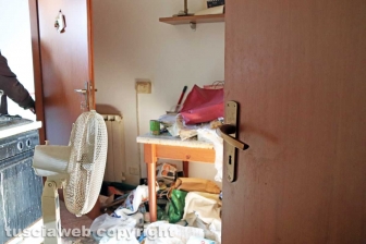 Vivere tra monnezza, topi e scarafaggi