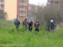 Volontari puliscono il parco di santa Barbara