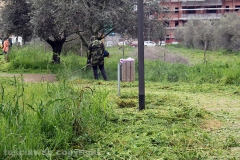 Volontari puliscono il parco di santa Barbara