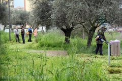 Volontari puliscono il parco di santa Barbara