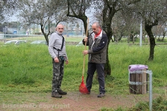 Volontari puliscono il parco di santa Barbara