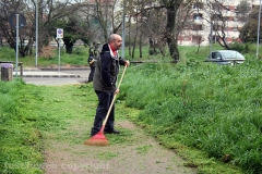 Volontari puliscono il parco di santa Barbara