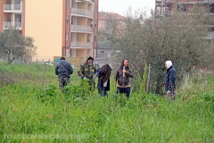 Volontari puliscono il parco di santa Barbara