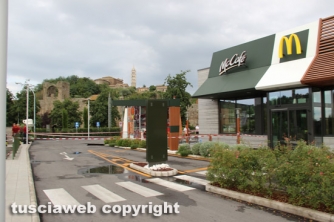 Voragine nell\'area auto del McDonald
