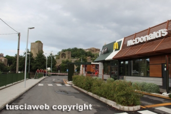 Voragine nell\'area auto del McDonald
