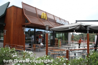 Voragine nell\'area auto del McDonald