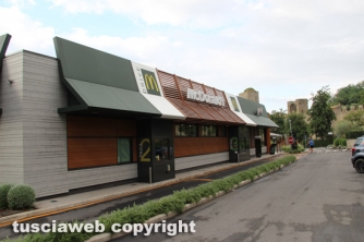 Voragine nell\'area auto del McDonald