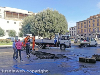 Voragine in piazza della Rocca