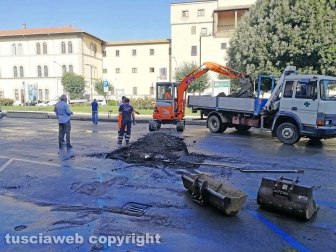 Voragine in piazza della Rocca