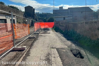 Viterbo - Si apre una voragine in via del Pilastro