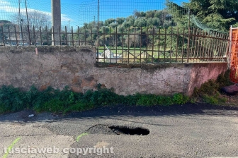 Viterbo - Si apre una voragine in via del Pilastro