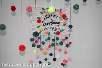 Viterbo - La mostra di Yarn bombing