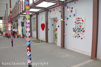 Viterbo - La mostra di Yarn bombing