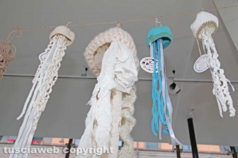 Viterbo - La mostra di Yarn bombing