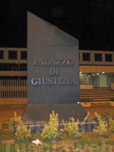  via Falcone e Borsellino  Tribunale di  notte