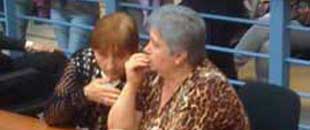 Elena Nekifor, madre di Ala Ceoban, con la sorella Olga in attesa della sentenza