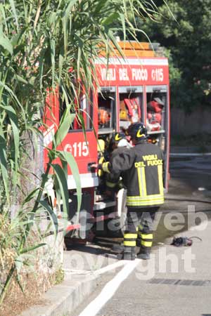 L'incendio in via Rasetti - L'intervento dei vigili del fuoco