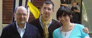 Giuseppe Parroncini e i ragazzi del circolo del Pd per il sì al referendum del 12 e 13 giugno