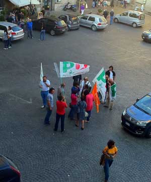 Bandiere del Pd in piazza del Comune