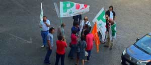 Bandiere del Pd in piazza del Comune