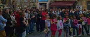 Gente in piazza per gli ultimi comizi