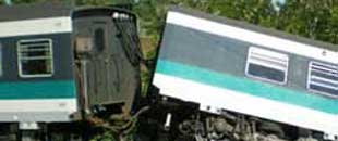 Le immagini del treno fuori dai binari
