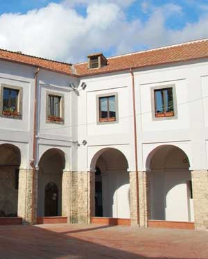 Il chiostro della scuola Ettore Sacconi