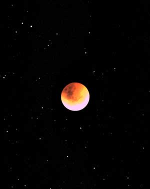 La Luna rossa vista dall'Osservatorio astronomico dei Cimini
