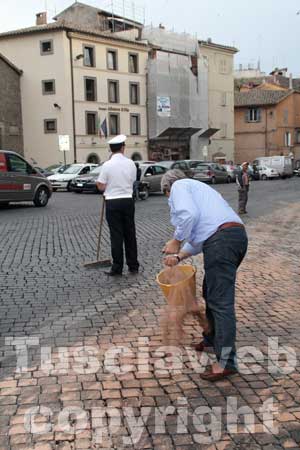 La chiazza d'olio a piazza del Teatro