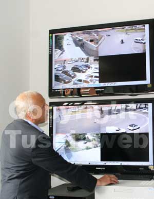 Signorelli mostra il funzionamento dei monitor