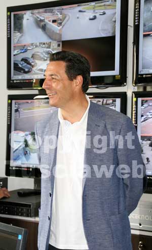Giulio Marini davanti ai monitor della vedetta civica