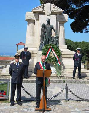Il sindaco Mazzola al monumento ai caduti