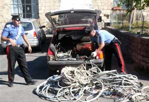 I carabinieri con il rame sequestrato