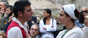 Una zingara e un norcino si affrontano tra le bancarelle