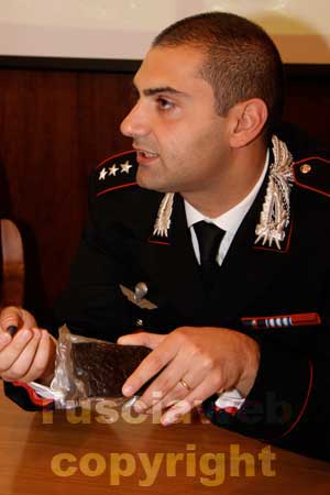 Il capitano Gesmundo mostra il panetto