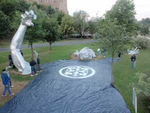 Casapound monumento "Il risveglio" di Seward Johnson