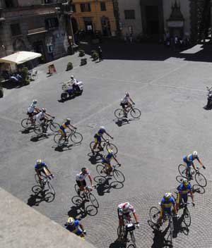 I ciclisti in piazza del Plebiscito