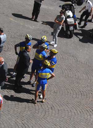 Il vicesindaco Enrico Maria Contardo con i ciclisti