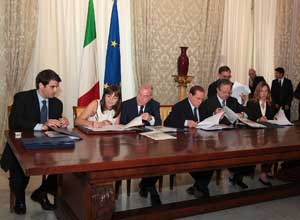 La firma dell'accordo sulle infrastrutture