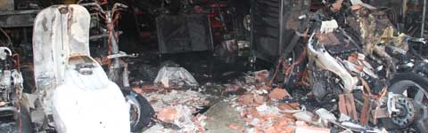 L'officina incendiata