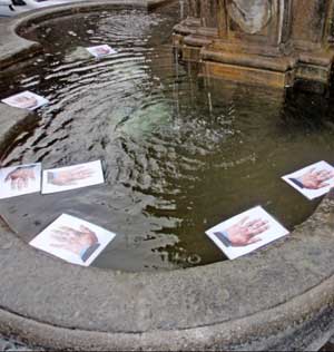 Mani sporche nella fontana, il blitz di Casa Pound