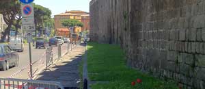 Le mura transennate a piazzale Gramsci