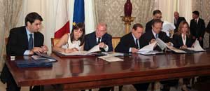 La firma sull'accordo per le infrastrutture