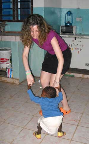 Sheila con uno dei bimbi dell'orfanotrofio Watamu