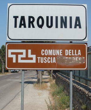 La segnaletica "di benvenuto" a Tarquinia