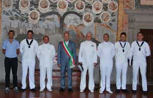 Il sindaco Mazzola con i ragazzi premiati