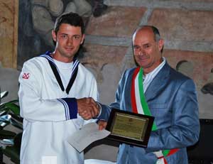 Il sindaco consegna la targa a Alessandro Biagioni